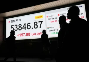 «نيكي» يصعد مع انخفاض قيمة الين وتقدم أسهم الرقائق