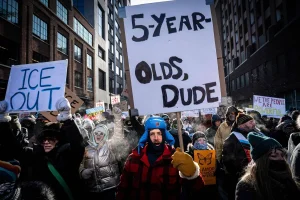 قاض أميركي يمنع ترحيل طفل يبلغ 5 سنوات بعد اعتقاله من قبل عناصر إدارة الهجرة