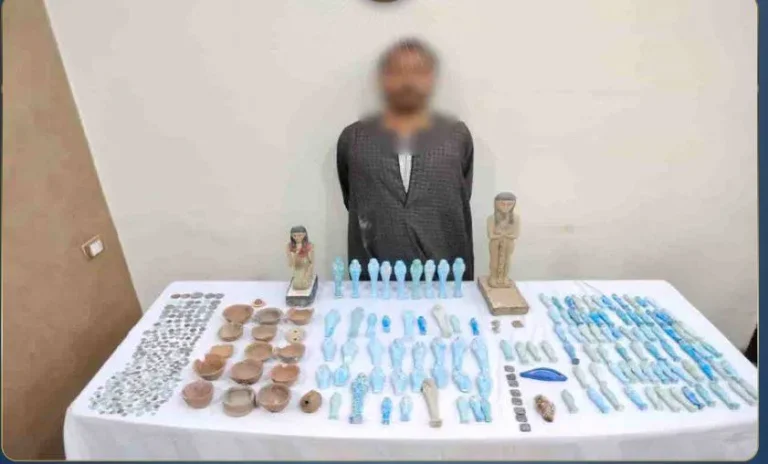 ضبط عامل مصري بحوزته مئات القطع الأثرية يعيد «التجارة المحرمة» للواجهة