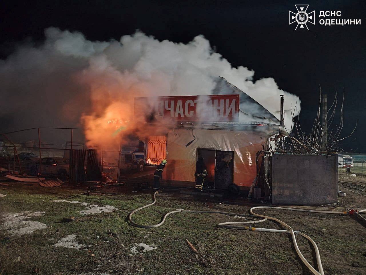 رجال الإطفاء داخل مجمع تابع لشركة خاصة تضرر جراء غارات جوية روسية بطائرات مسيّرة خلال الليل في خضم الهجوم الروسي على أوكرانيا بمنطقة أوديسا