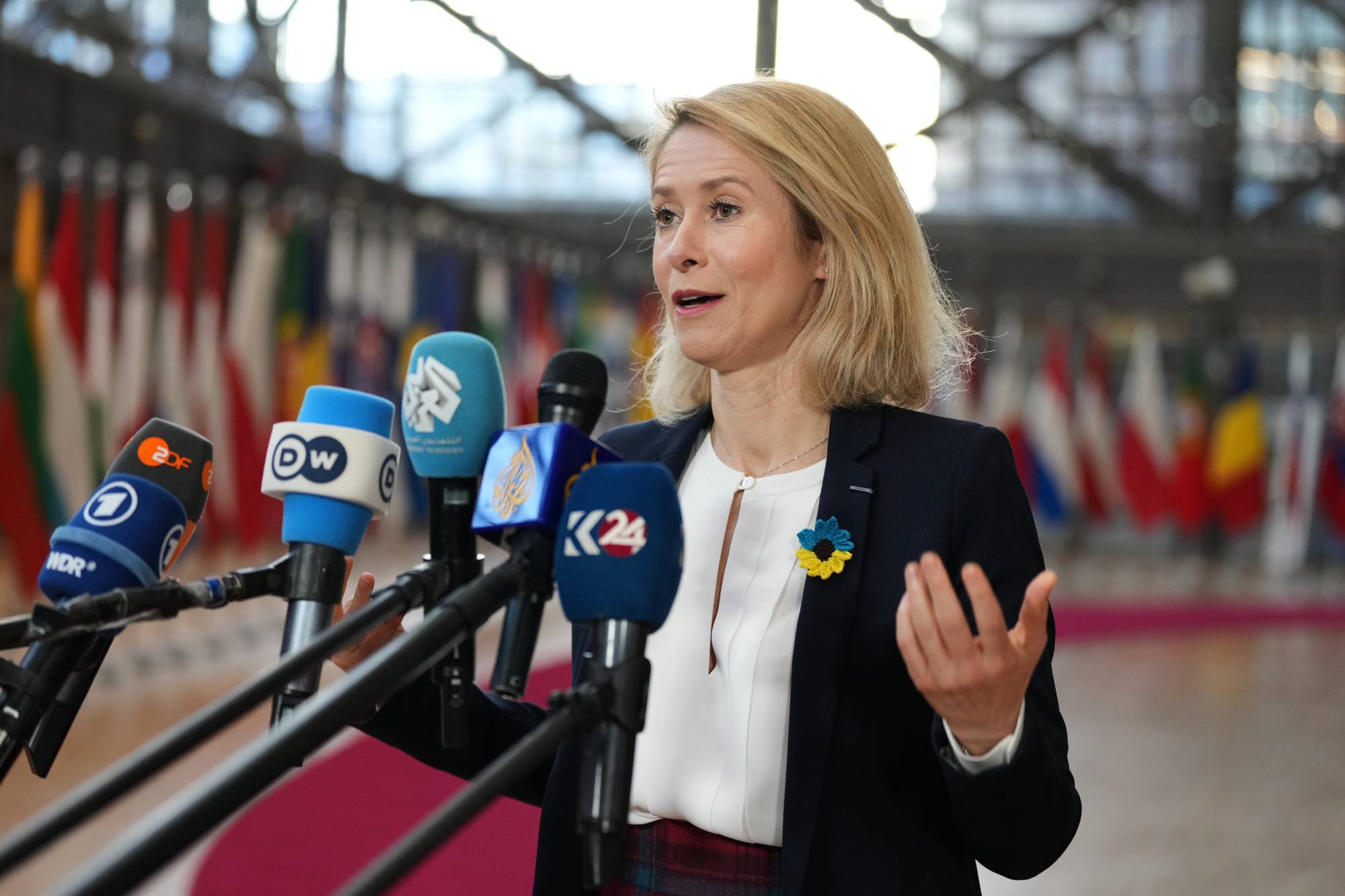 مسؤولة الشؤون الخارجية بالاتحاد الأوروبي كايا كالاس خلال حديث للصحافيين في بروكسل قبيل اجتماع وزراء خارجية التكتل