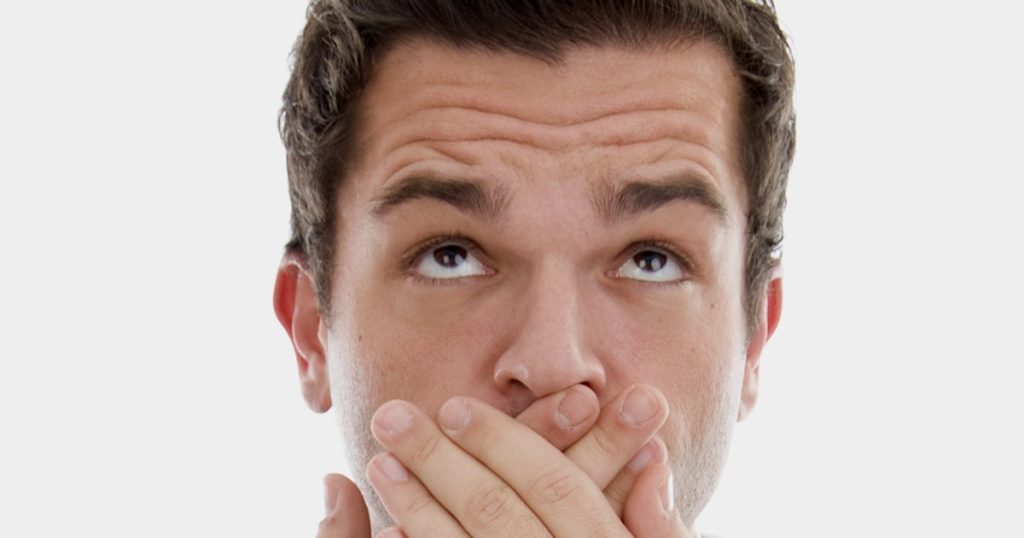 رائحة الفم الكريهة.. أمر طبيعي أم إشارة لمشكلة صحية؟