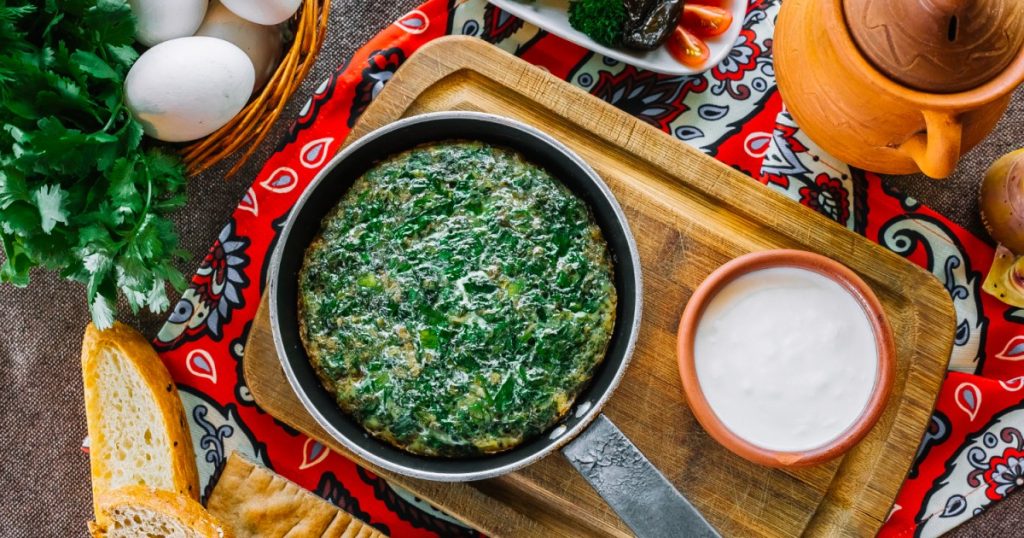 الملوخية بالبيض.. طبق نوبي يجمع بين التراث والقيمة الغذائية