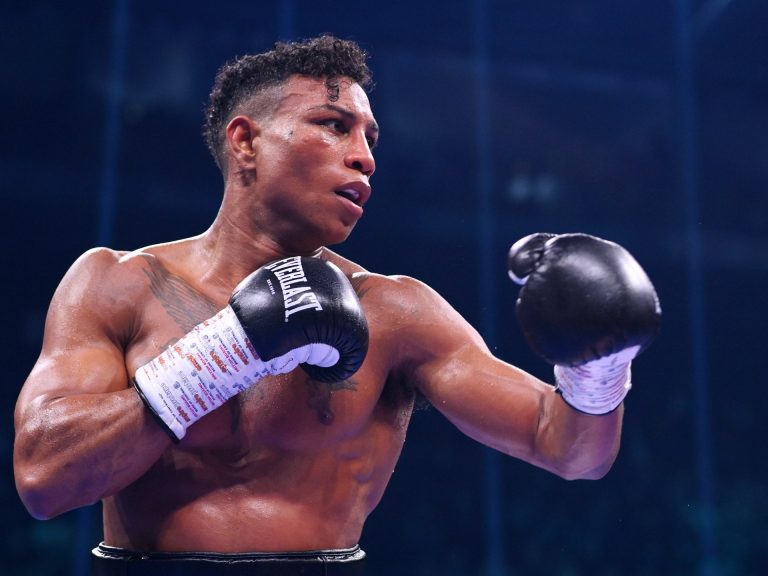 أب لطفلين وسائق نهارا.. قصة “عديم الجنسية” الذي اعتلى عرش الملاكمة في بريطانيا (فيديو)