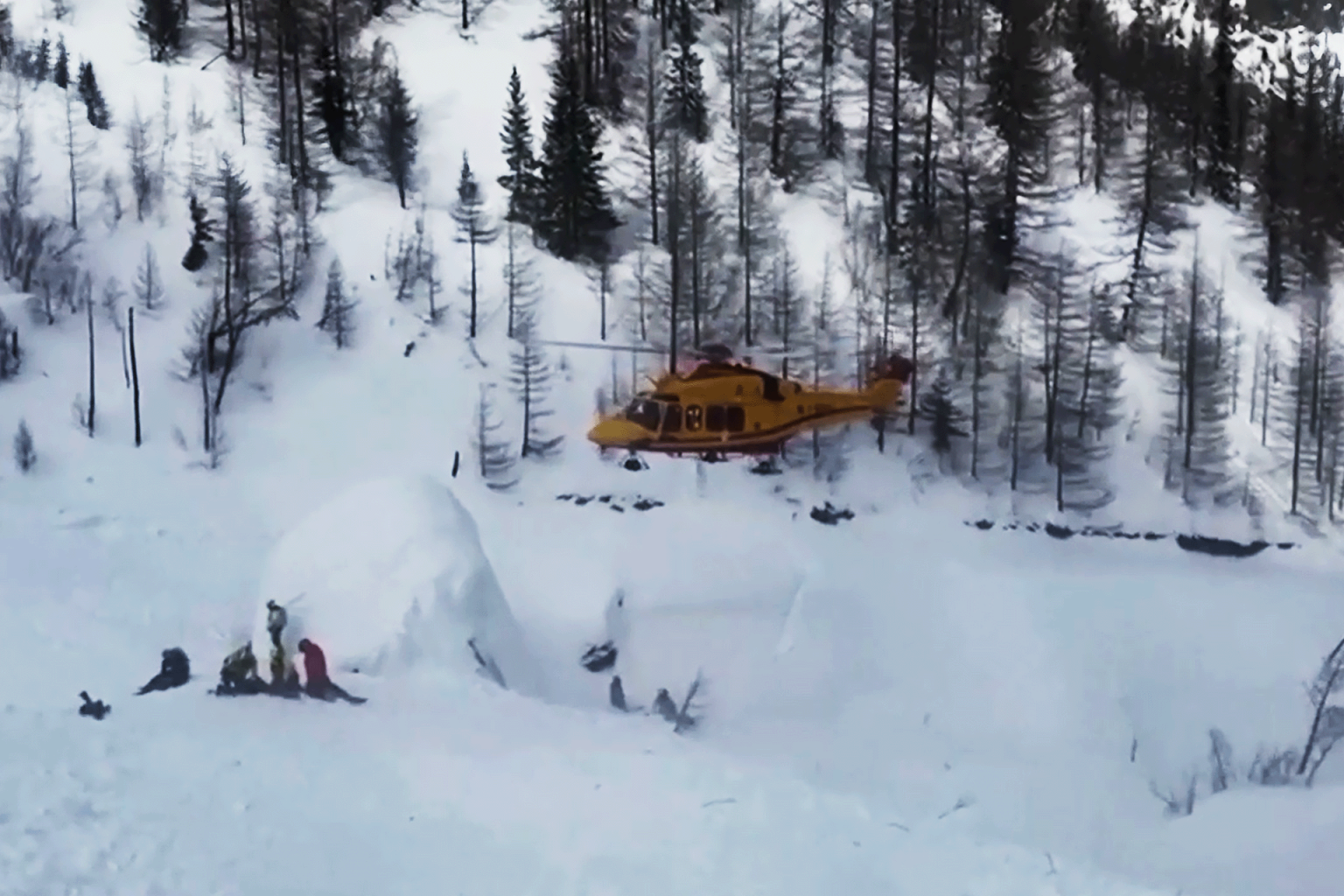 انهيار ثلجي يودي بحياة متزلجين في إيطاليا