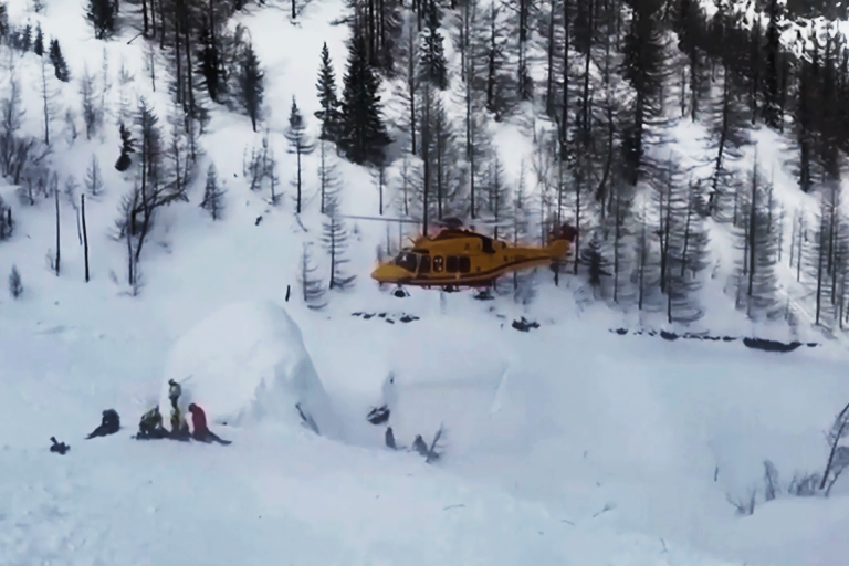 انهيار ثلجي يودي بحياة متزلجين في إيطاليا