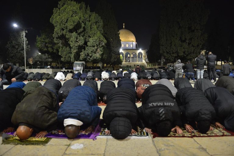 حناجر تصدح بالقرآن.. أشهر المساجد وأئمة التراويح في فلسطين