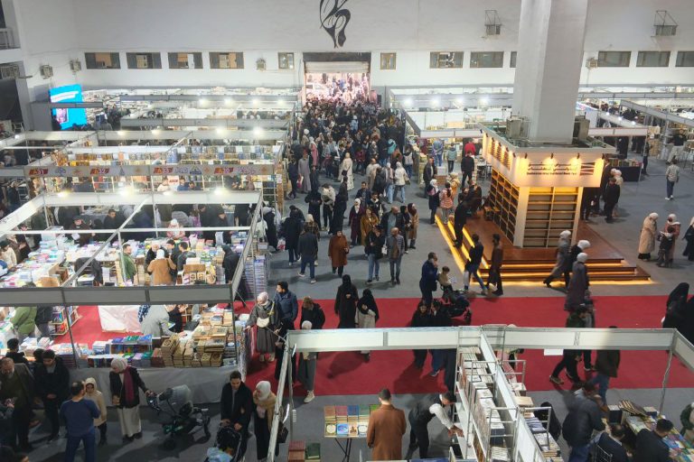 تحت شعار “تاريخ نكتبه”.. دمشق تودع دورة استثنائية من معرض الكتاب بمشاركة “ثورية” وانفتاح عربي