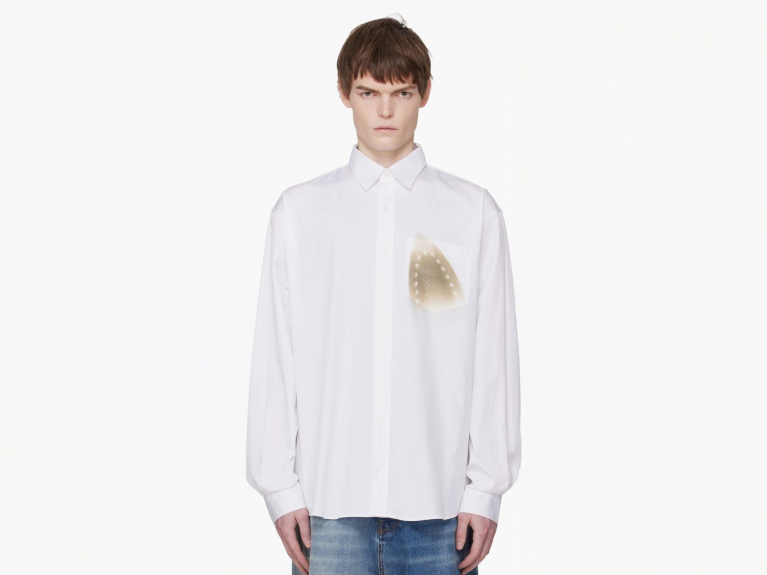 قميص محترق بـ1139 دولارا.. هل تفقد الموضة عقلها؟