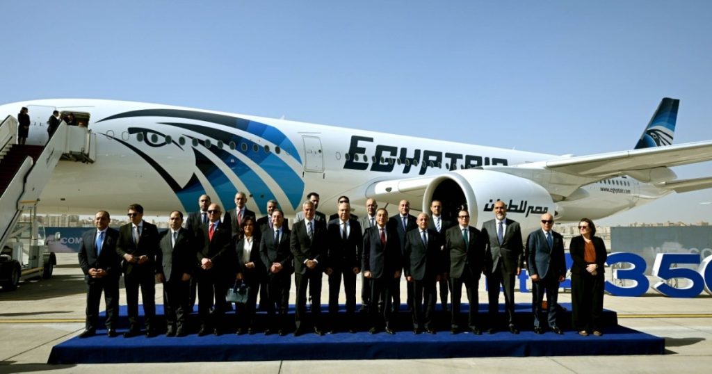 الأولى من نوعها.. مصر للطيران تحتفل بضم طائرة “إيرباص 350” لأسطولها (فيديو)