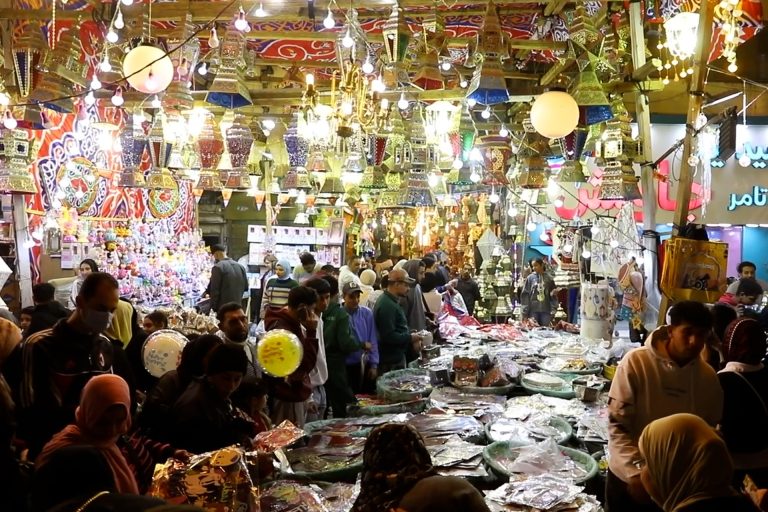 عادات راسخة منذ مئات السنين.. هكذا يستقبل المصريون شهر رمضان (فيديو)