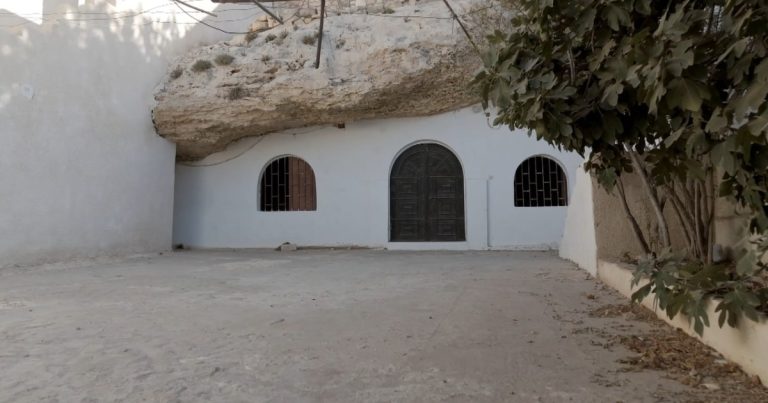 حكاية مسجد.. مسجد الكهف أو “زاوية درنة” الليبية