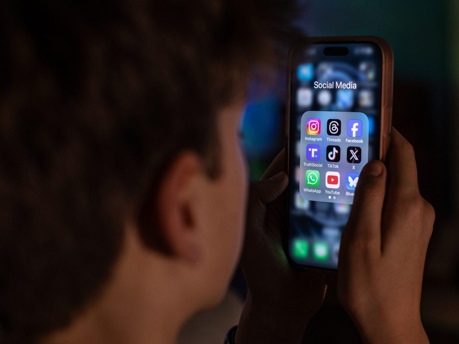 من أستراليا إلى بريطانيا.. حراك تشريعي متصاعد لتقييد وصول القصّر لوسائل التواصل