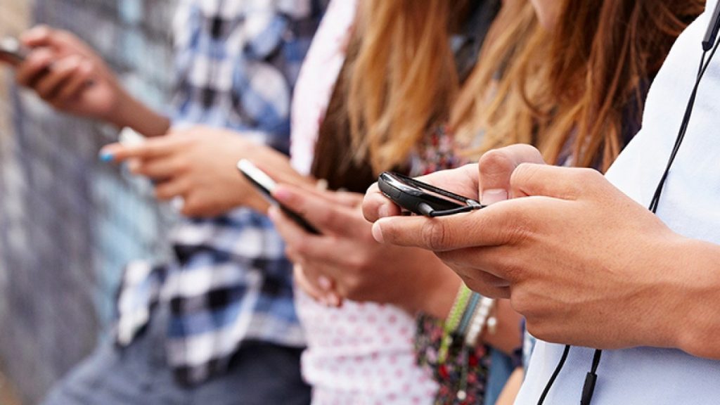 بريطانيا تدرس حظرا سريعا لوسائل التواصل لمن هم دون 16 عاما