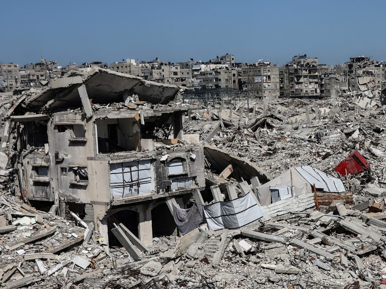 شهيد ومصاب وعمليات قصف ونسف ضمن خروقات مستمرة في قطاع غزة