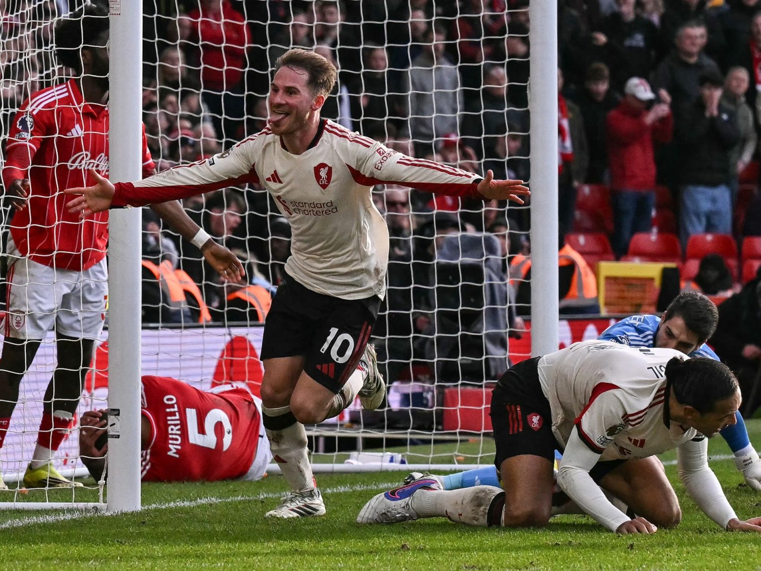 الدوري الإنجليزي: ماك أليستر يمنح ليفربول فوزًا قاتلًا وأرسنال يسحق توتنهام برباعية