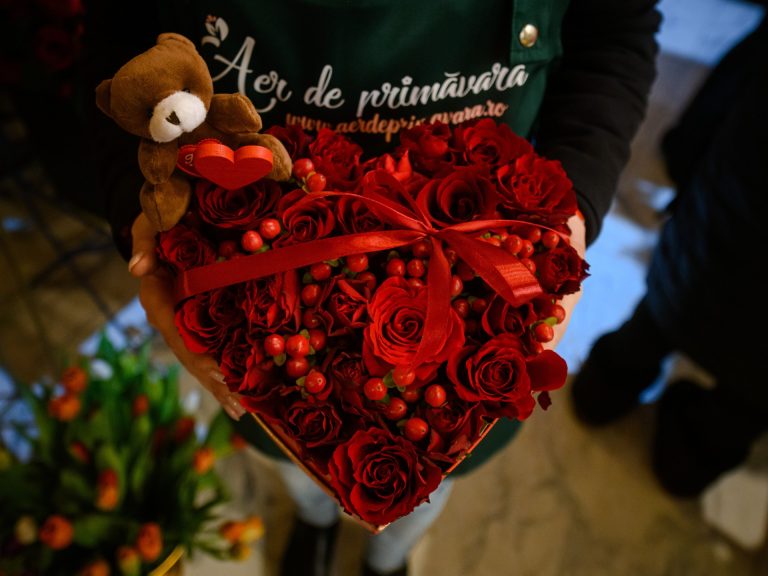 رجال يشترون الهدايا لأنفسهم وبريطانيون يفضلون المنزل.. هل تغير عيد الحب؟