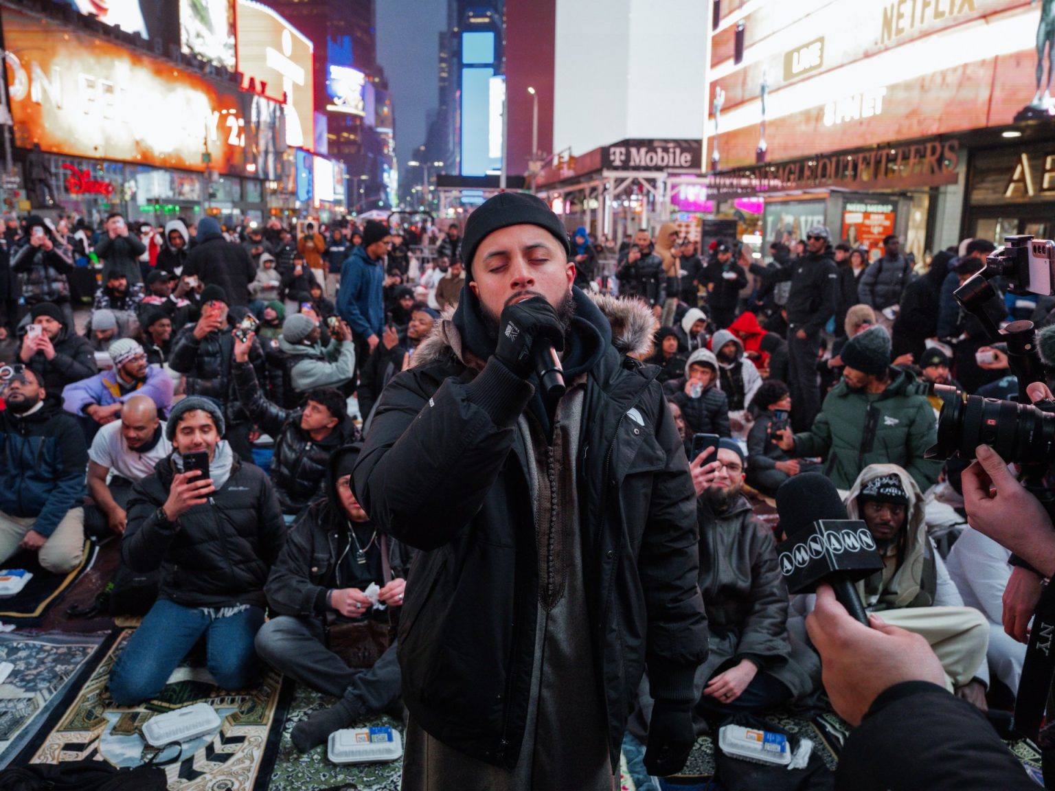 القرآن يصدح في تايمز سكوير.. إفطار جماعي وتراويح تحت المطر بقلب نيويورك