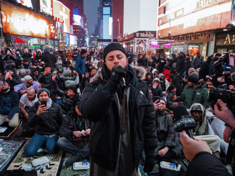 القرآن يصدح في تايمز سكوير.. إفطار جماعي وتراويح تحت المطر بقلب نيويورك