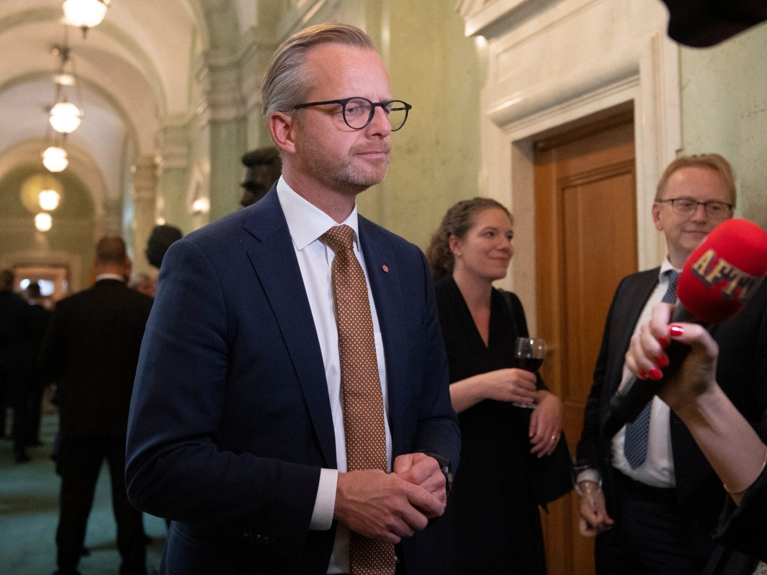 سياسي سويدي يسخر من توتنهام خلال جلسة برلمانية