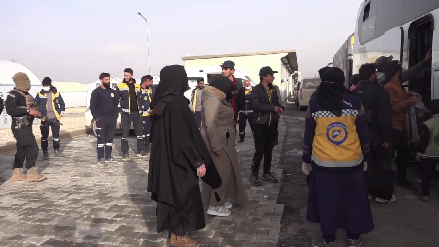 السلطات السورية تبدأ نقل قاطني “الهول” إلى مخيم “أخترين”