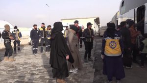 السلطات السورية تبدأ نقل قاطني “الهول” إلى مخيم “أخترين”