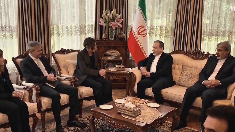 وعيد ودبلوماسية.. إلى أين تتجه المفاوضات بين واشنطن وطهران؟