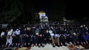 قيود على الأقصى في أول جمعة من رمضان ومغردون ينددون