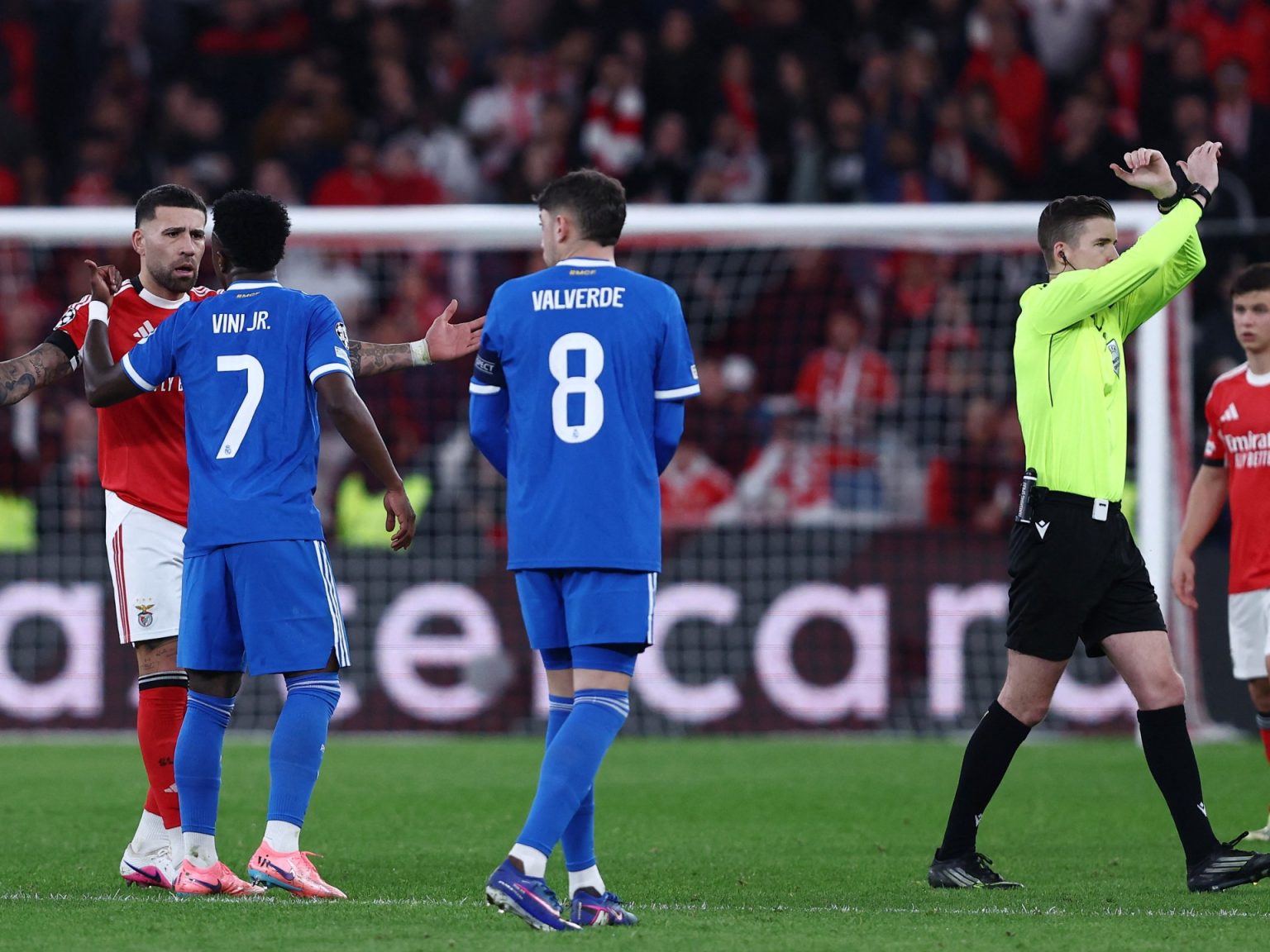 شاهد.. إيقاف مباراة ريال مدريد وبنفيكا بعد بلاغ من فينيسيوس عن إهانة عنصرية