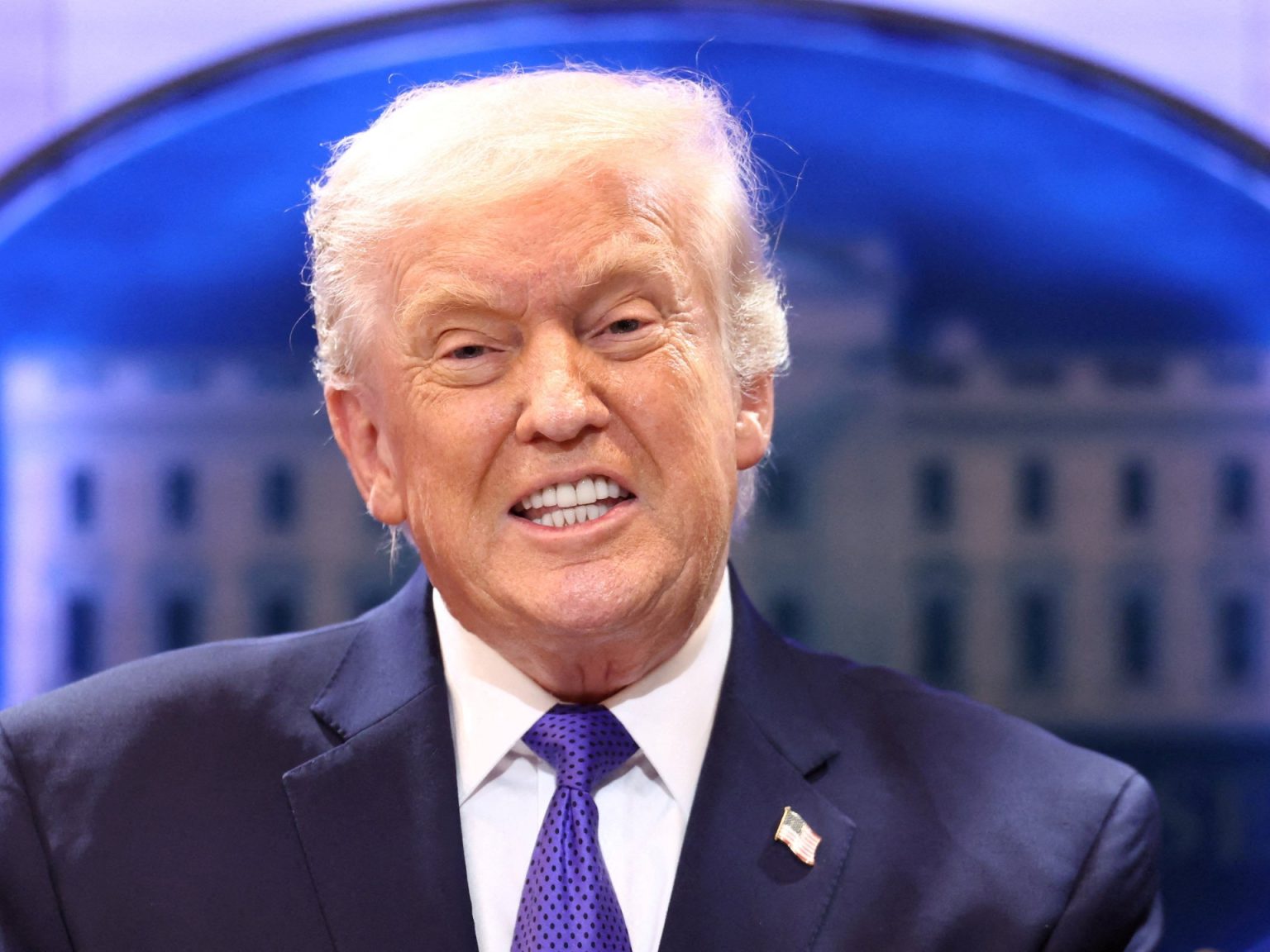 ترمب يرد على المحكمة العليا ويعلن رسوما جمركية جديدة