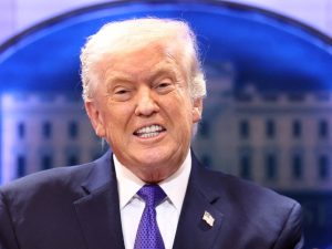 ترمب يرفع رسومه العالمية إلى 15% ويهاجم المحكمة العليا