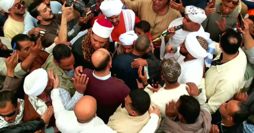 “عفونا عنكم لوجه الله”.. صُلح عرفي ينهي ثأرا بين عائلتين في صعيد مصر (فيديو)