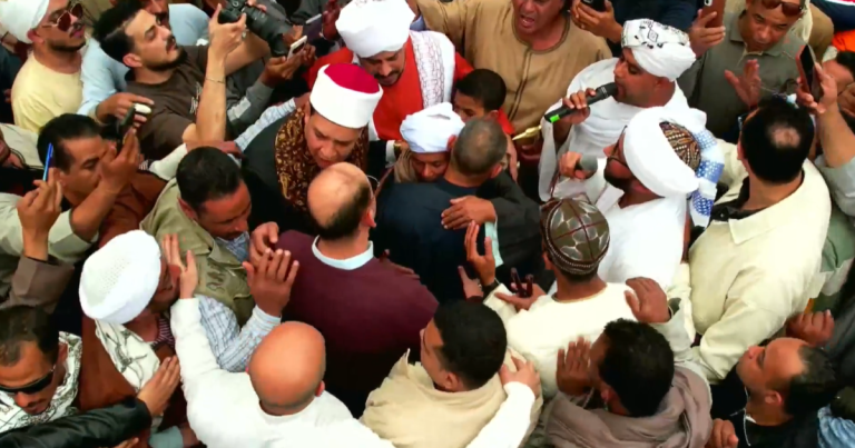 “عفونا عنكم لوجه الله”.. صُلح عرفي ينهي ثأرا بين عائلتين في صعيد مصر (فيديو)