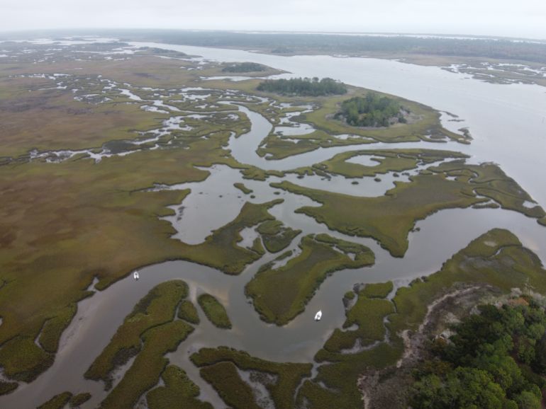 مشهد طبيعي يظهر أراضي متضررة.