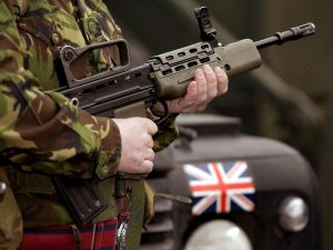 كاتب أمريكي: الجيش البريطاني يهوي إلى مستويات مثيرة للقلق
