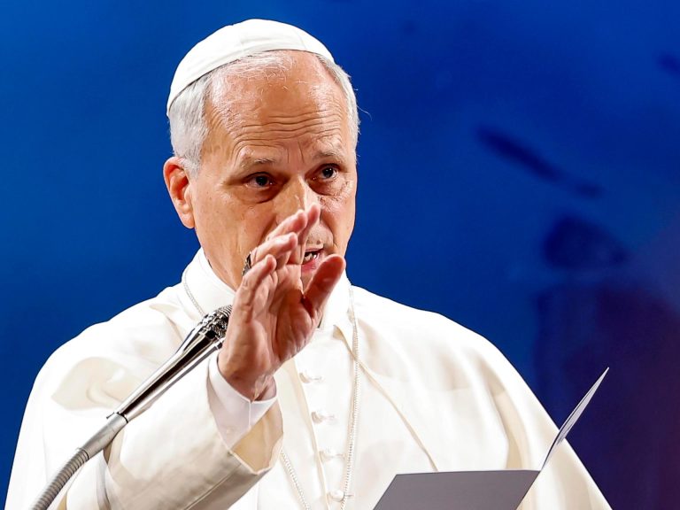 بابا الفاتيكان يحذر الكهنة: لا وعظ بالذكاء الاصطناعي
