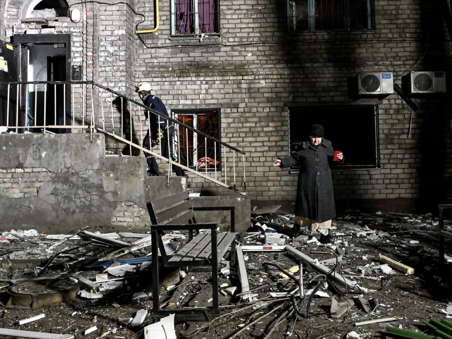 قتلى بهجمات روسية على كييف وموسكو تحبط هجوما على قاعدة جوية