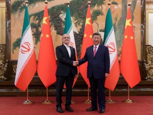 ترمب يلوّح والصين تُحصّن.. كيف ترفع بكين كلفة ضرب إيران؟