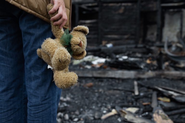 الجسد يتذكر ما نسيه العقل.. كيف تدمر الحرب مناعة الأطفال؟