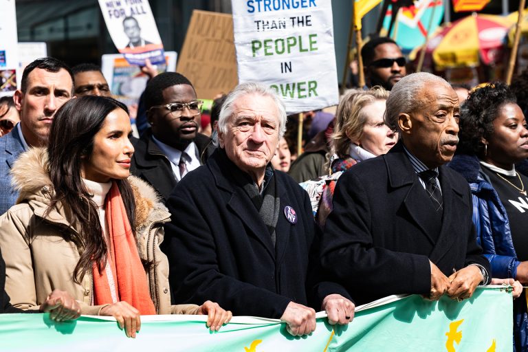 نجوم هوليود يقودون احتجاجات “لا ملوك” ضد ترامب والحرب على إيران