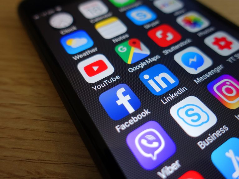 حجم “تجسس” التطبيقات على حياتك أكبر مما تتخيل.. هكذا “توقفها عند حدها”