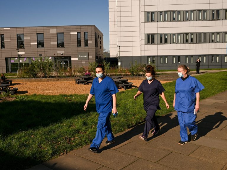 ليس إنفلونزا كما تظن.. مرض قاتل يتسلل بصمت بين طلاب الجامعات البريطانية