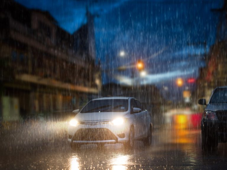 فيزياء المطر على الطريق: لماذا تفقد السيطرة فجأة؟