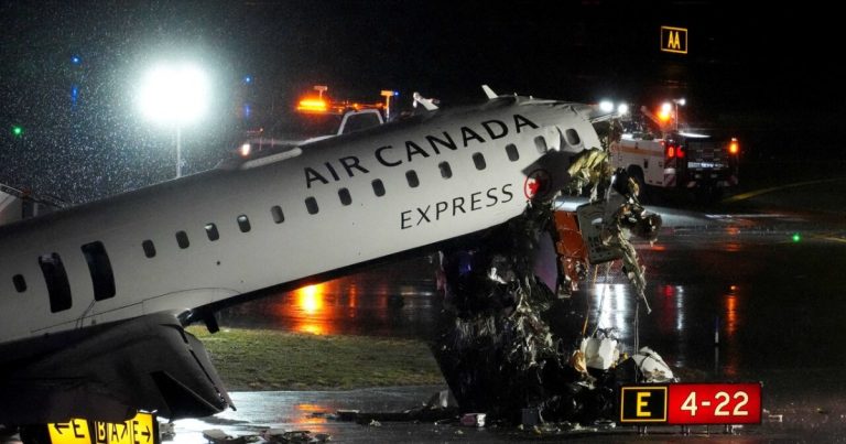 كاميرا في مطار لاغوارديا تسجل لحظة الاصطدام المروع بين طائرة ركاب وعربة إطفاء