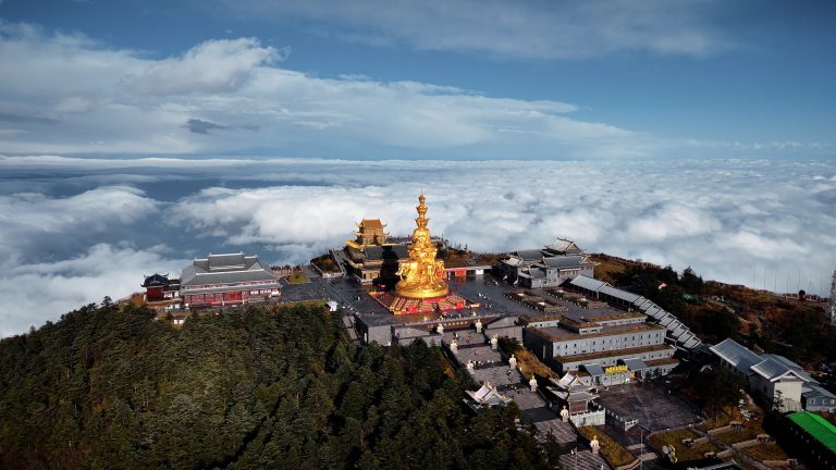 أوميشان الصينية.. رحلة إلى قلب بحر من السحب والذهب