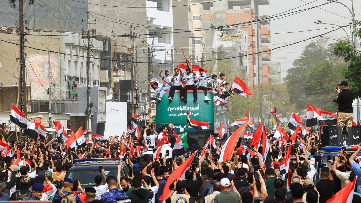 احتفالات بشوارع بغداد احتفاء بتأهل المنتخب العراقي للمونديال (فيديو)